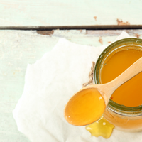 هل تؤثر الملعقة المعدنية على العسل؟